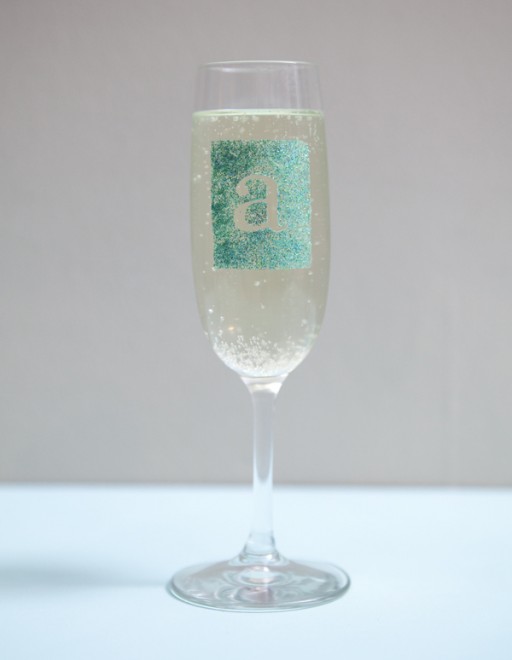 st-diy_personalized_champagne_glasses13