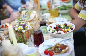 eten op een warme zomerdag op tafel