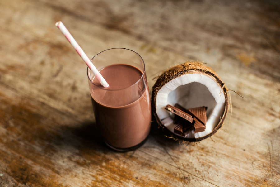 Amandel chocolade-milkshake met kokos.