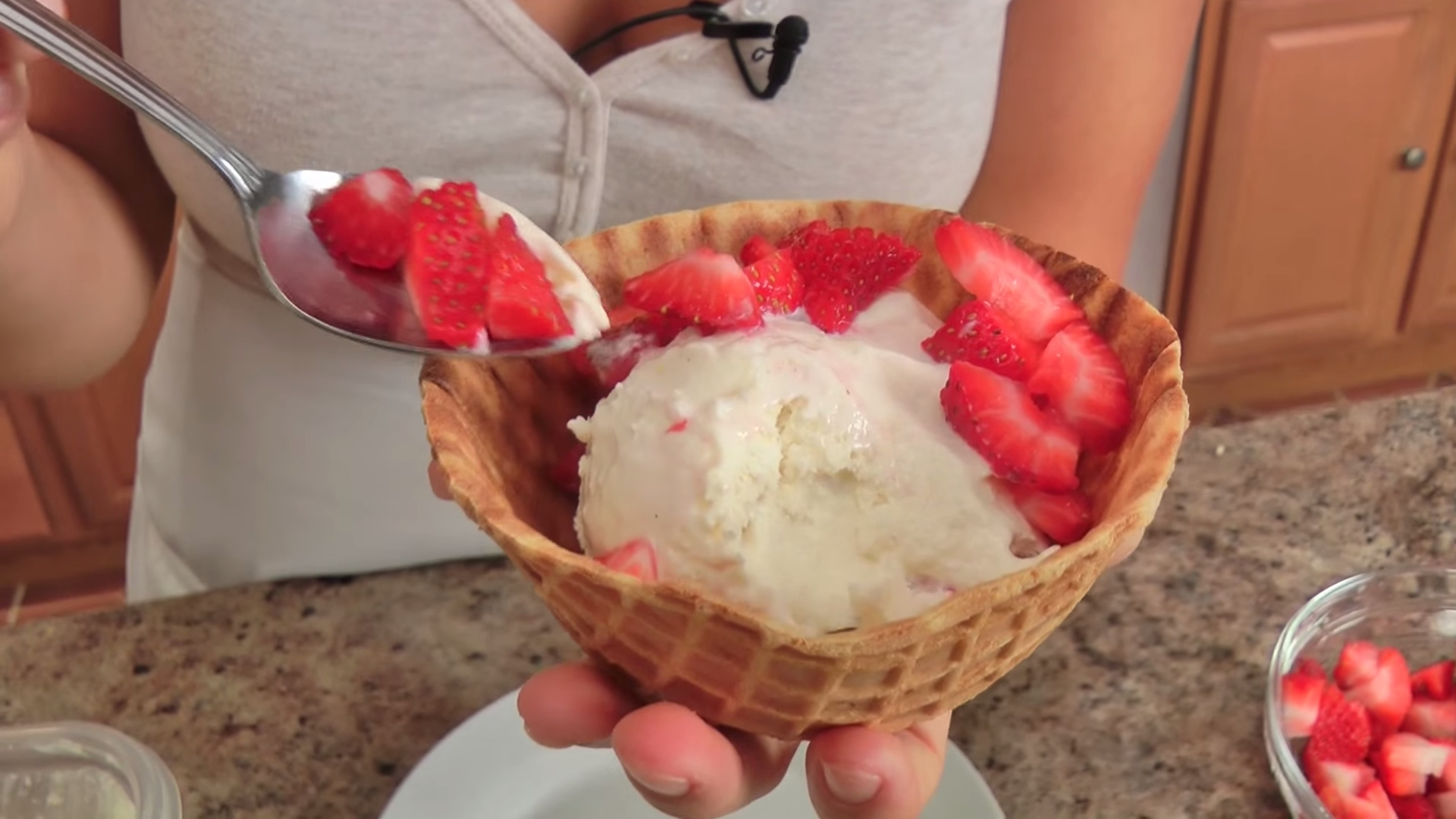 Video Laura Vitale maakt cheesecakeijs zónder machine Culy