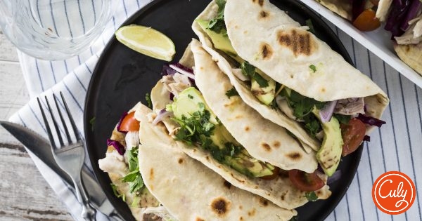 Homemade taco's met kip, avocado en rode kool