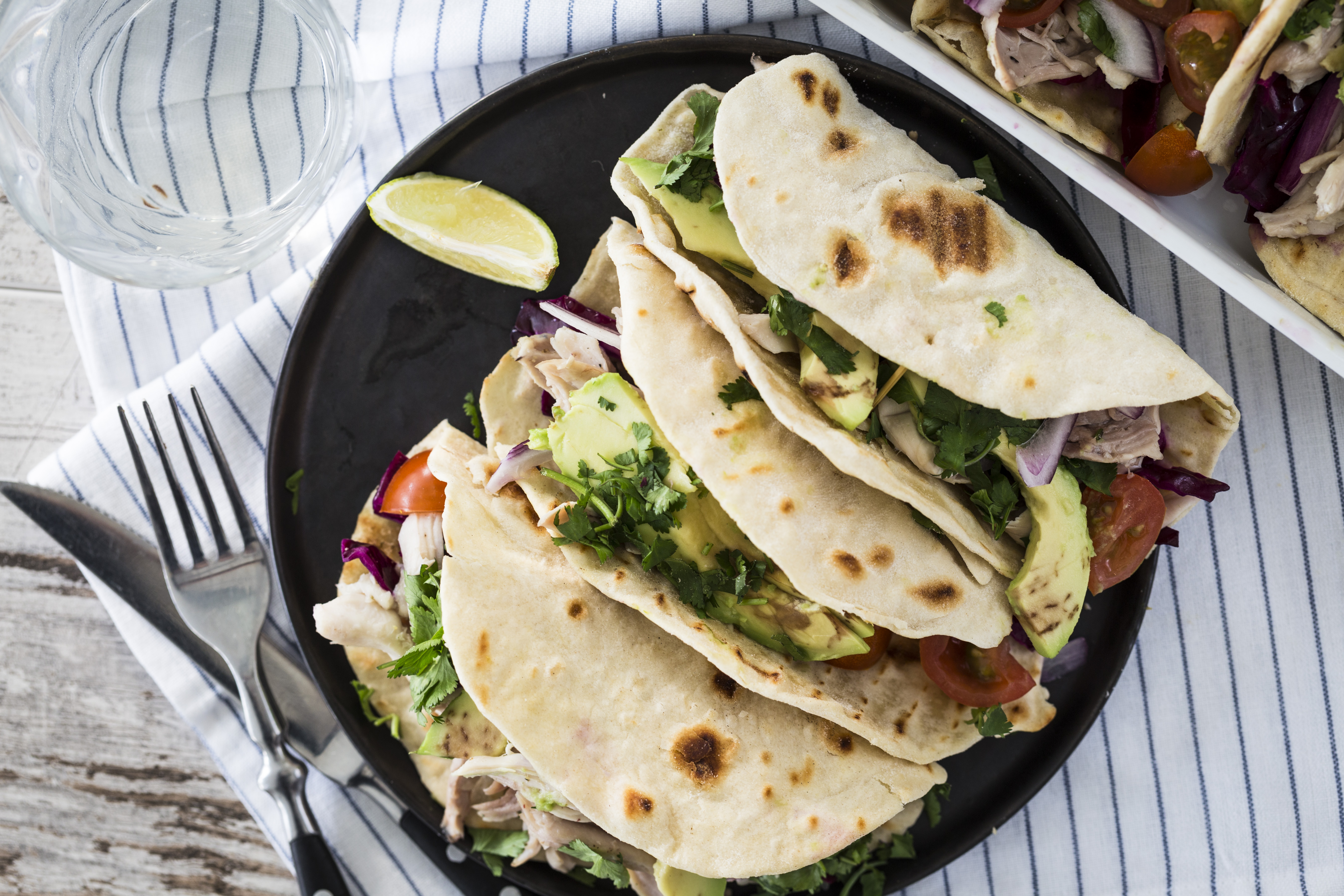 Homemade taco's met kip, avocado en rode kool