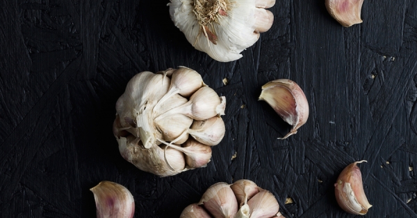 Rauwe knoflook: een hele bol knoflook pellen