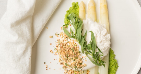 Afbeelding witte asperges met burrata recept