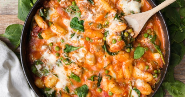 gnocchi met worst en lentegroenten