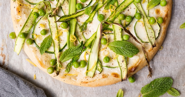 lichte lentepizza met groene asperges