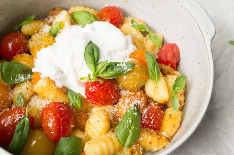 Culy Homemade gnocchi caprese met burrata Culy.nl