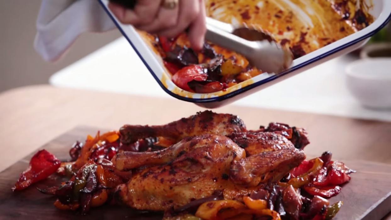 Zo maakt Jamie Oliver kip uit de oven met harissa - Culy
