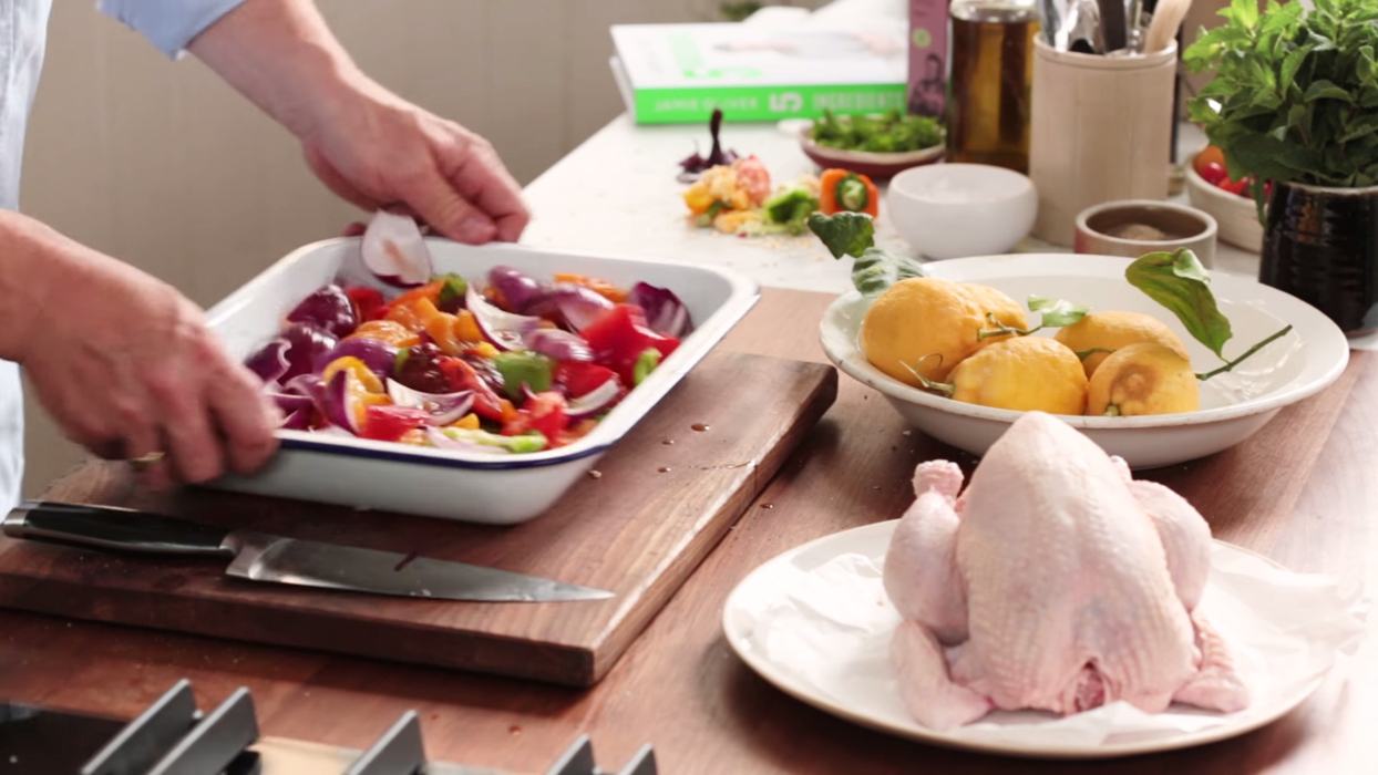 Zo maakt Jamie Oliver kip uit de oven met harissa - Culy