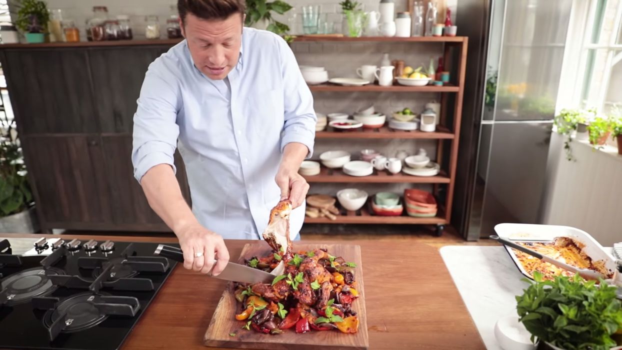 Zo maakt Jamie Oliver kip uit de oven met harissa Culy