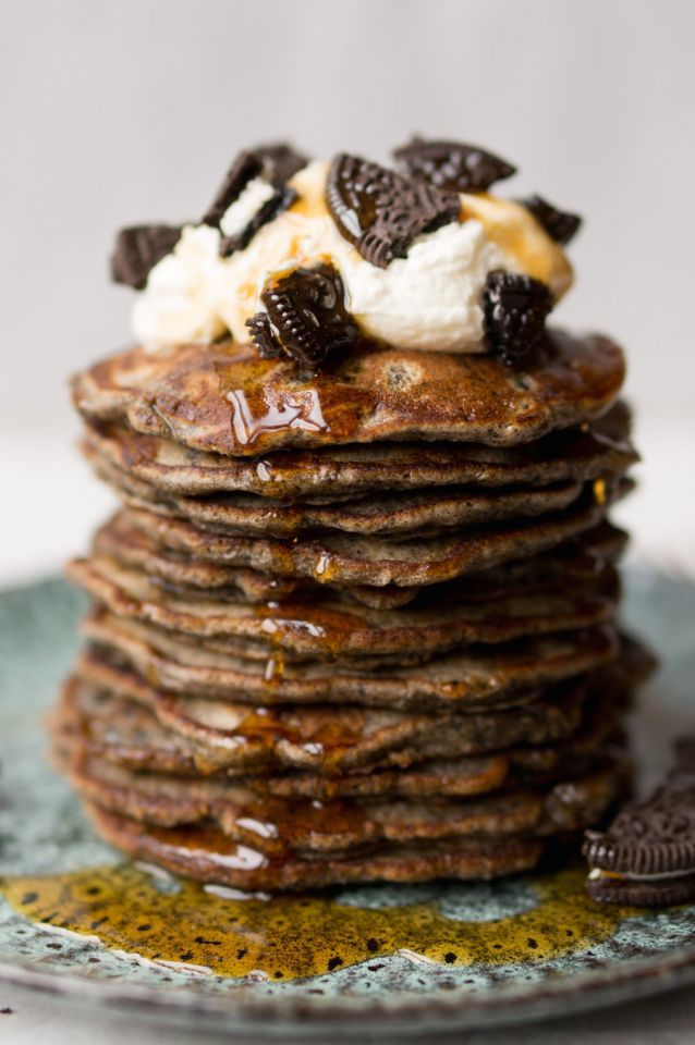 Culy Homemade Oreo pancakes met maple syrup Culy.nl