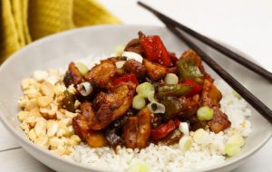 Chinese Kung Po Kai: pittige kip met cashewnoten en rijst | Culy.nl ...