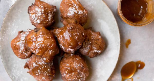 chocolate chip oliebollen met salted caramel