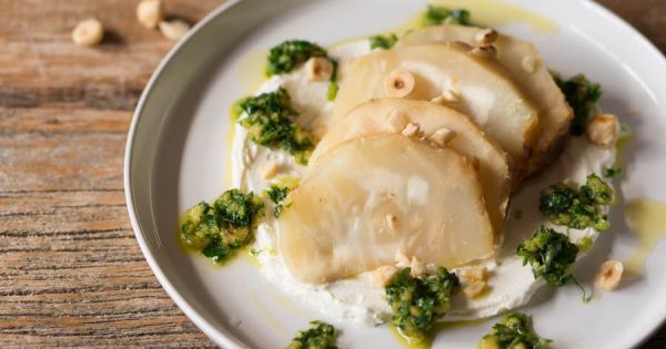 makkelijke gepofte knolselderij met hazelnootpesto