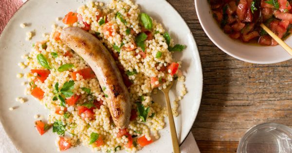parelcouscous met sauce vierge en worst