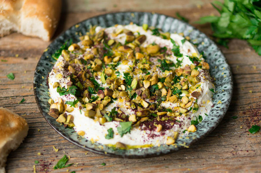 Culy Homemade labneh (hartige yoghurtdip) met pistachenoten