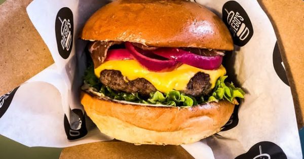 Hamburger van Diego Buik voor International Hamburger Day op 28 mei