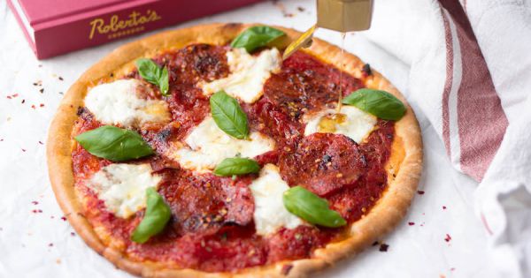 Spicy pizza met chilipeper en honing