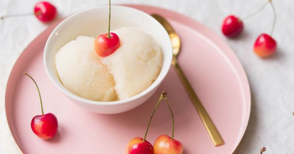 Amaretto sour-ijs met kersen