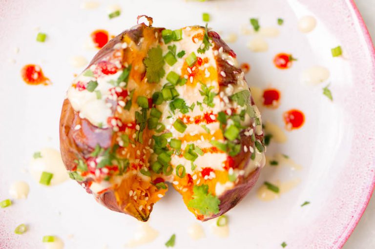 Gevulde zoete aardappel met limoen ter illustratie van manieren om zoete aardappel te bereiden en bij de vraag of zoete aardappel gezonder is dan gewone aardappel