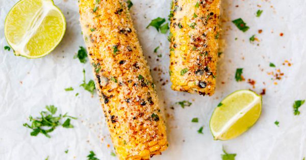 Mexicaanse maiskolven bereiden: Elotes