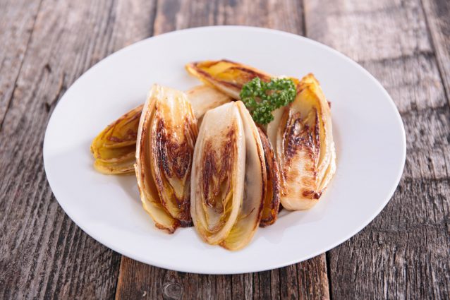 Witlof bereiden door 'm te braiseren