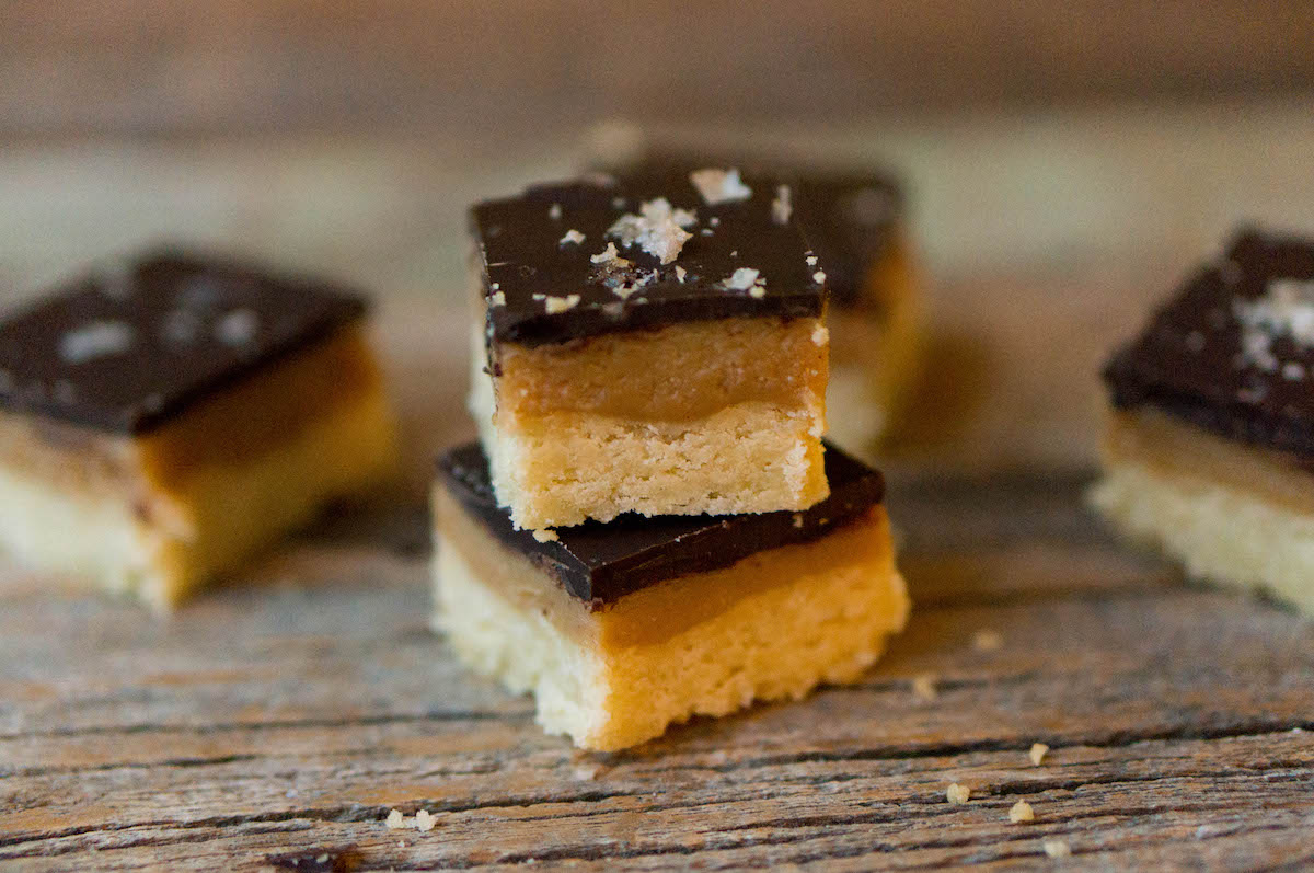 Chocolade-karamelkoek met salted caramel en speculaas