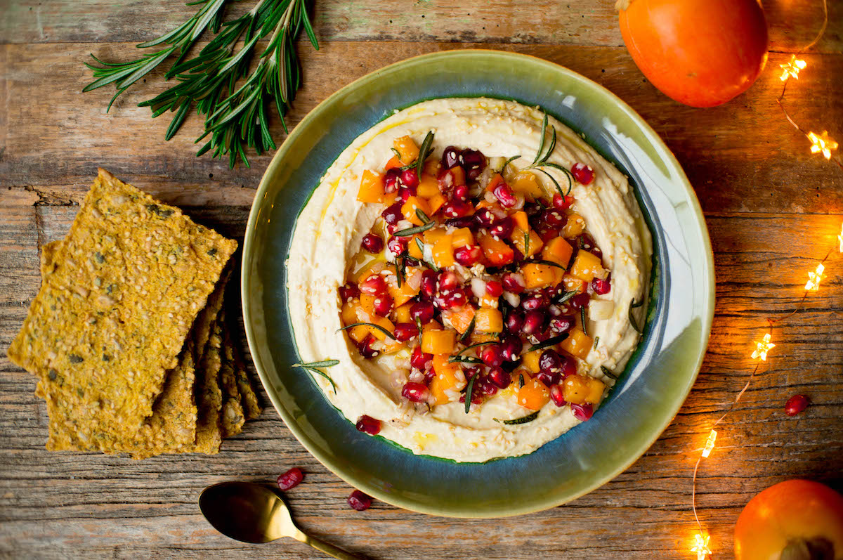 Kerst hummus met kakifruit en granaatappel