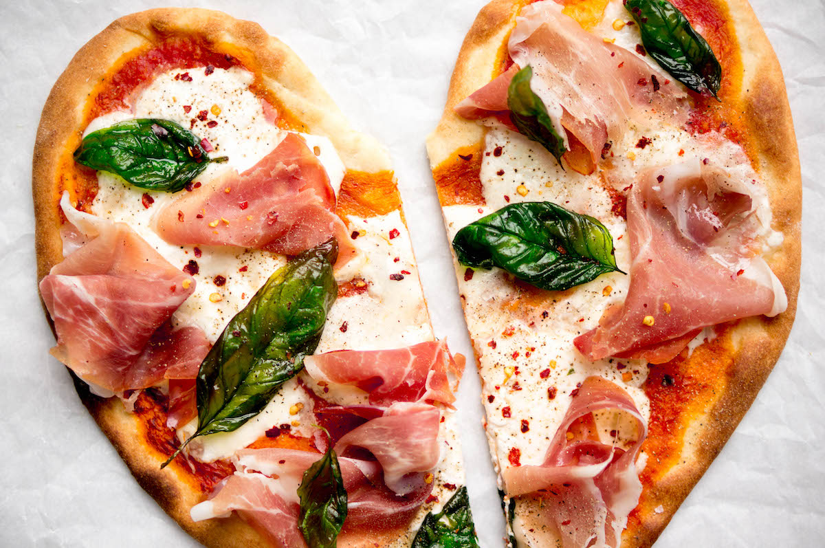 Pizza met gefrituurde kruiden