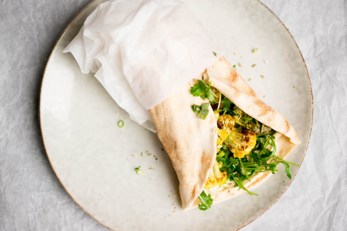 Culy Homemade gezonde wraps met kerriebloemkool, hummus en rucola