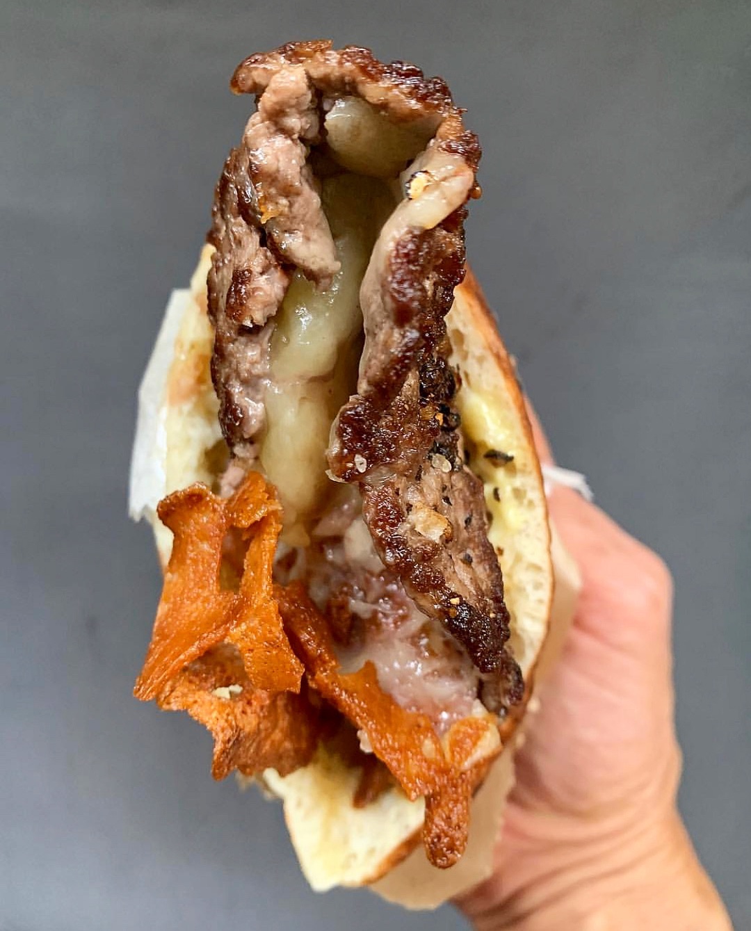 Omg Bij Dit Pita Restaurant In Nyc Eet Je Je Cheeseburger Op Een Pitabroodje Culy Nl Bloglovin