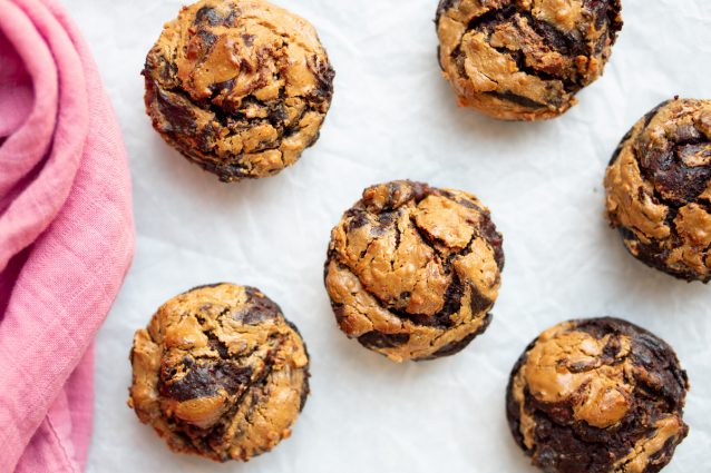 Muffins met chocolade, pindakaas en banaan