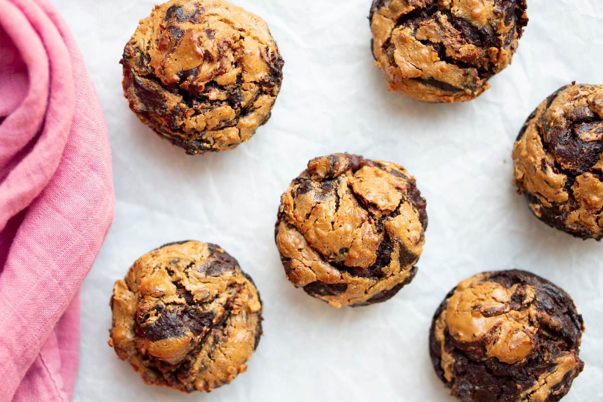 Muffins met chocolade, pindakaas en banaan
