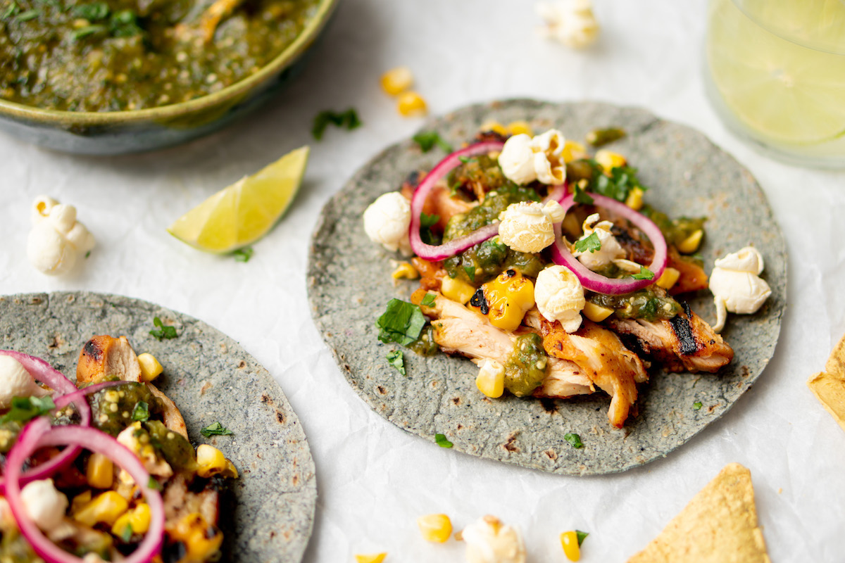 Maistortilla's met popcorn en gegrilde mais