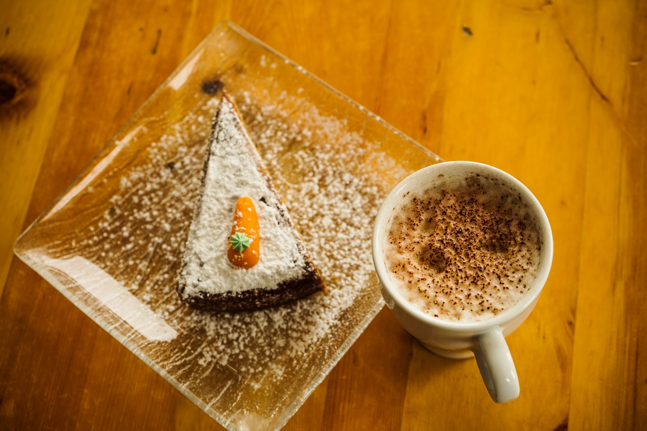 stuk carrot cake met koffie