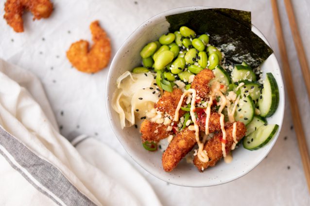 Poke bowl met kokosgarnalen / poké bowl recept