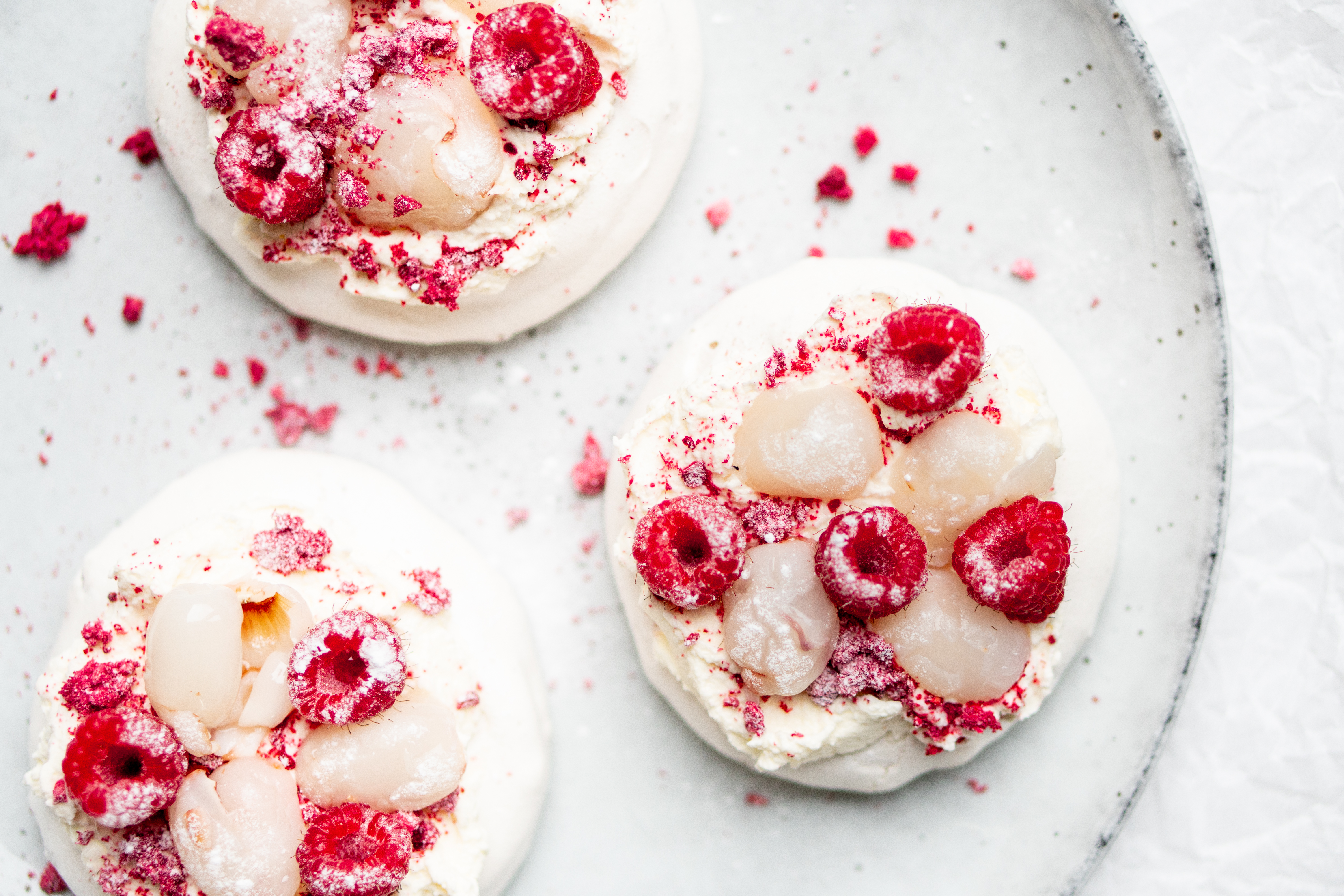 Mini pavlovas met frambozen en lychees