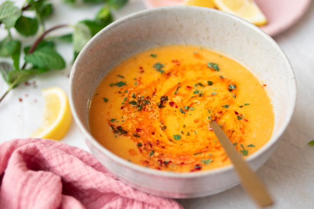 Turkse rode linzensoep met munt