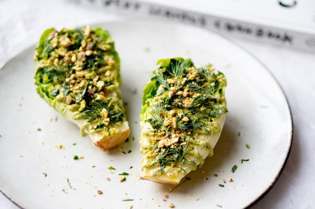 Salade van baby romaine sla met pistachedressing