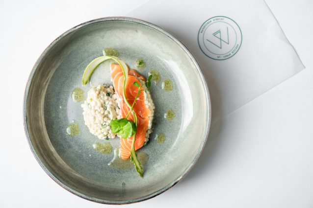 mooi opgemaakt bord als illustratie van feestgerechten