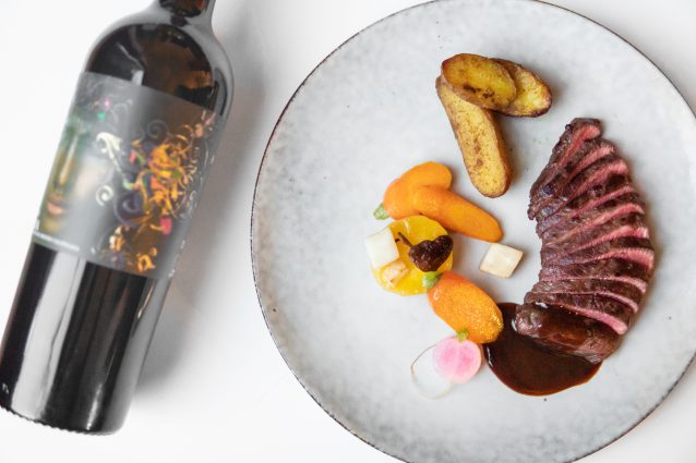 Vlees met rode wijnsaus en wijn