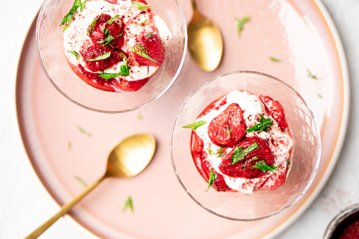 Aardbeientoetje met geroosterde aardbeien