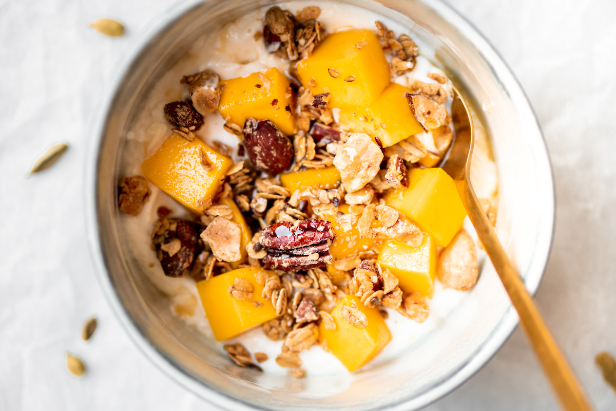 Granola met tahin en kardemom