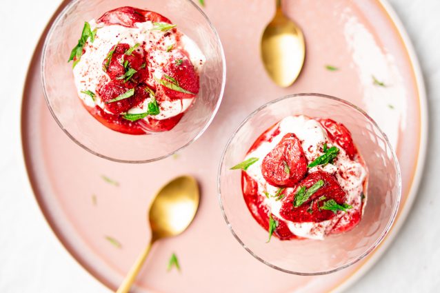 Aardbeientoetje in een glaasje met geroosterde aardbeien
