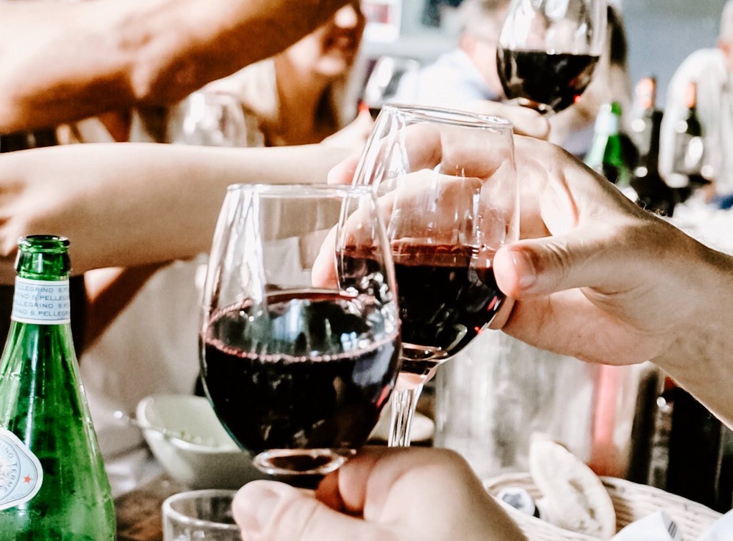 restjes wijn op een tafel