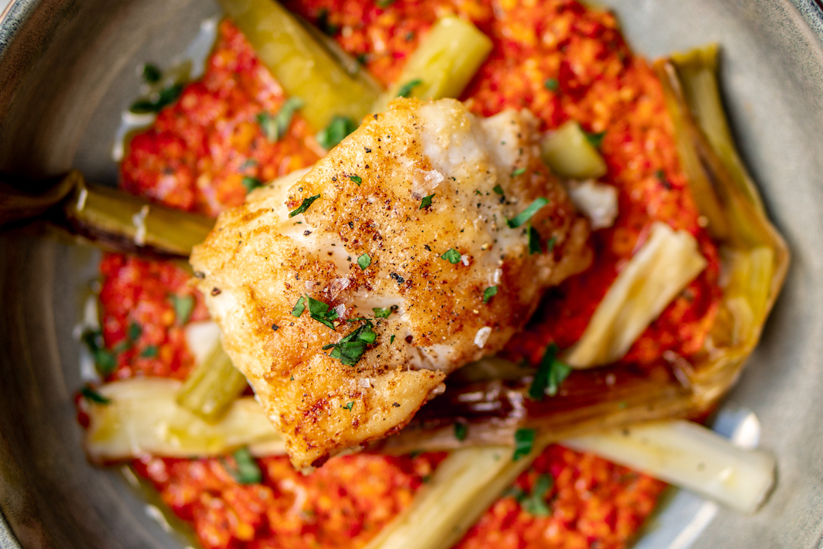 Zeeduivel met gebrande prei en romesco-saus