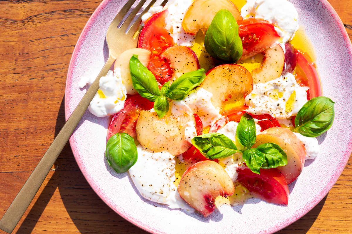 Salade met Burrata en perzik