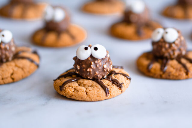 Halloween koekjes in de vorm van spinnen
