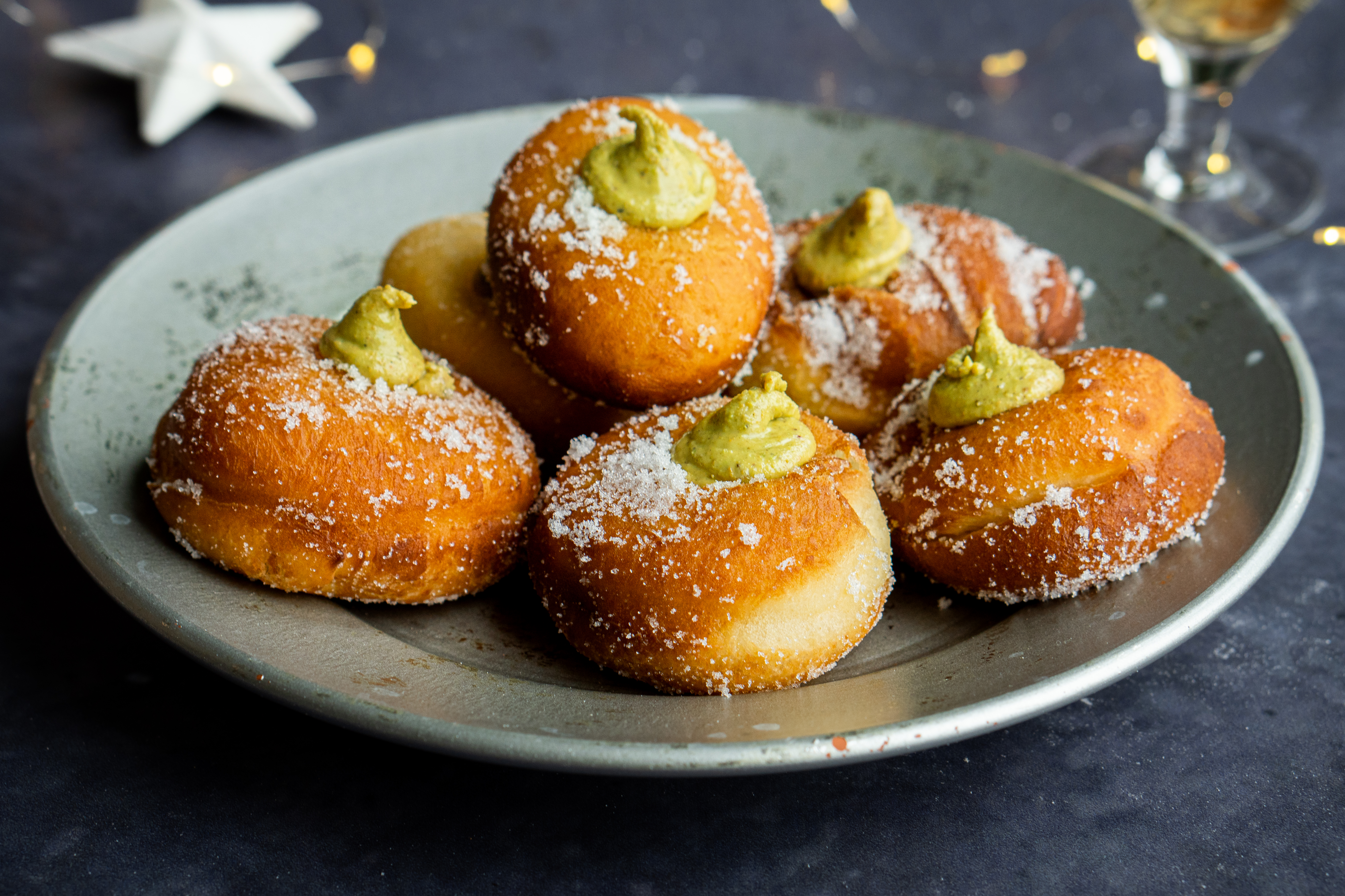 Ular bogilishni oz ichiga olgan pul uchun porno filmlarda rol oynashadi.