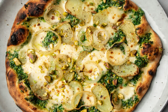 Pizza met aardappel en boerenkoolpesto